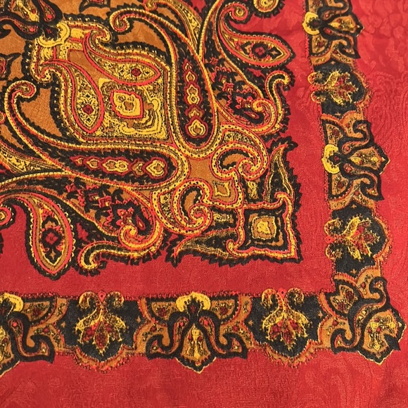 Wool scarf. 35” square. Traditional paisley design on bordeaux field. - Picture 2 of 6